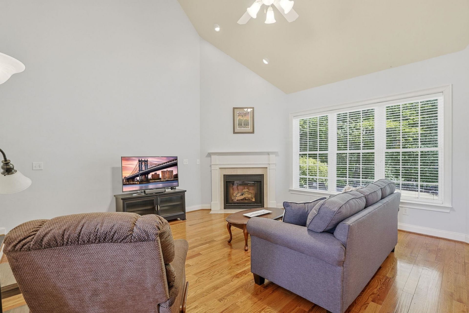 899 Shaftesbury Ln. Photo 4