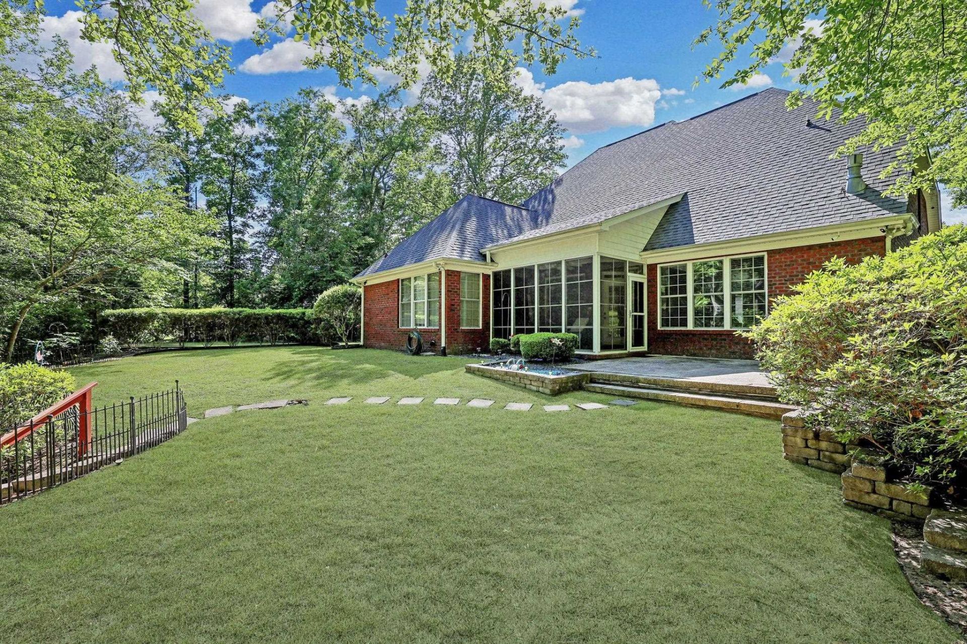 899 Shaftesbury Ln. Photo 45