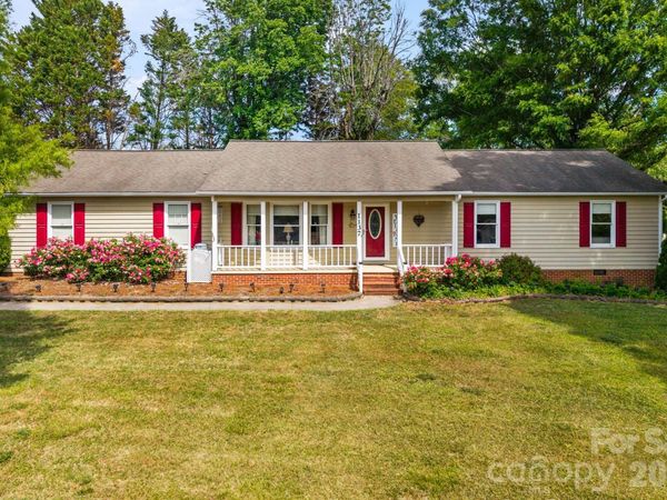 1137 Hibriten Drive SE, Lenoir, NC 28645
