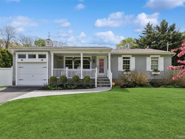 1039 Middle Road , Riverhead, NY 11901