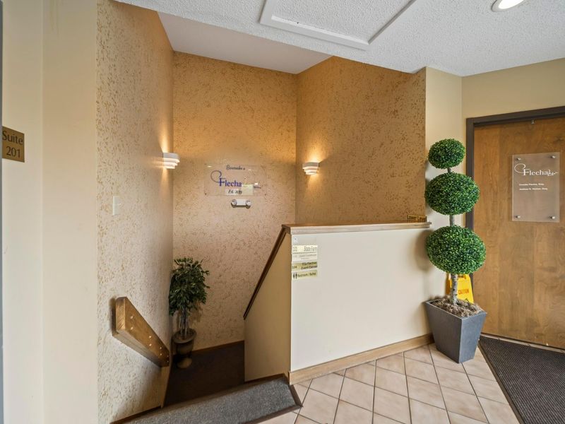 3250 W Henderson Road , Unit 103, Columbus, OH 43220 Photo 4