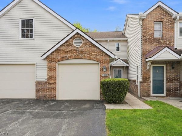5653 Gateway Lane , Brook Park, OH 44142