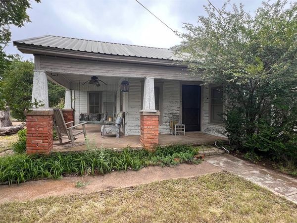 101 E Commerce Street , Gustine, TX 76455