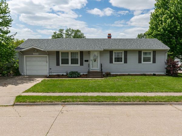 2222 Hillandale Road, Davenport, IA 52804