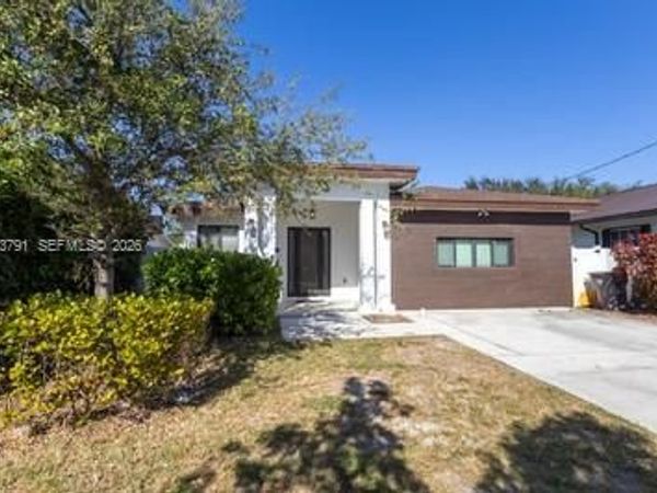 5743 SW 18th St , West Park, FL 33023