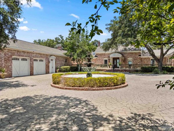80 Duncan Ave, Gulf Breeze, FL 32561