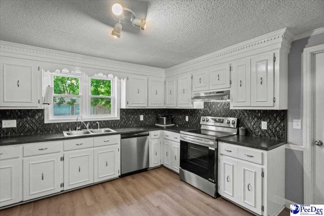 1111 Syracuse St. Photo 6