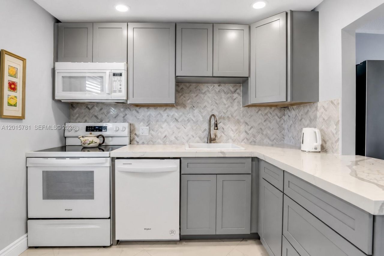 1020 Country Club Dr, Unit 405, Margate, FL 33063 Photo
