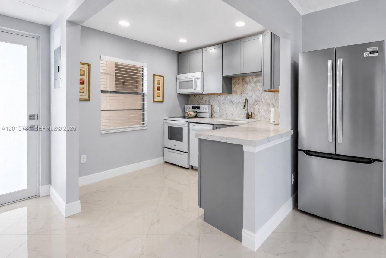 1020 Country Club Dr, Unit 405, Margate, FL 33063 Photo