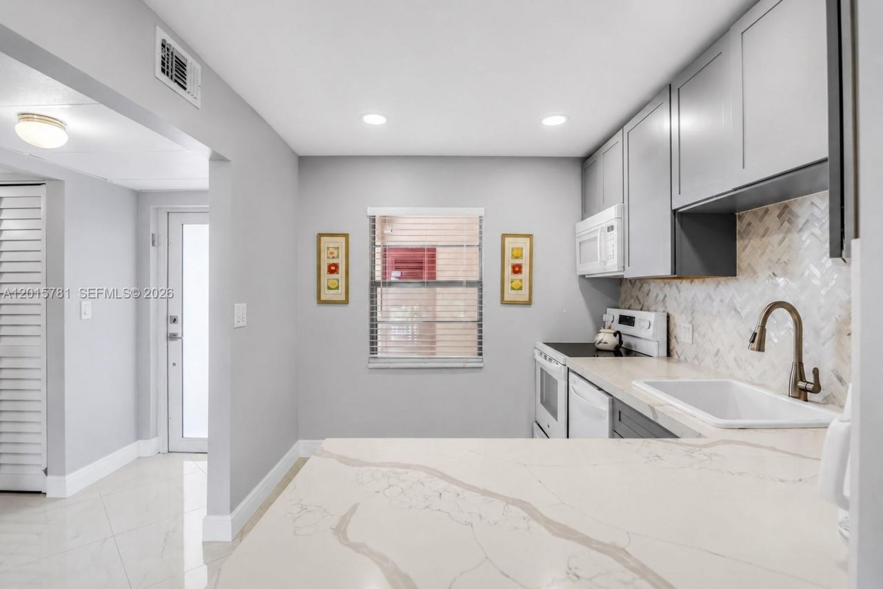 1020 Country Club Dr, Unit 405, Margate, FL 33063 Photo