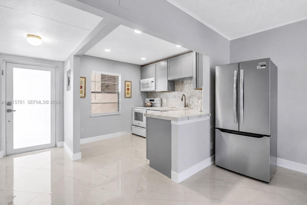 1020 Country Club Dr, Unit 405, Margate, FL 33063 Photo