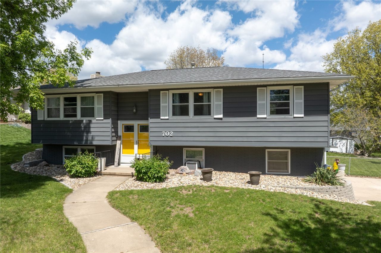 702 Fernwood Drive Ne, Cedar Rapids, IA 52402 Main Photo