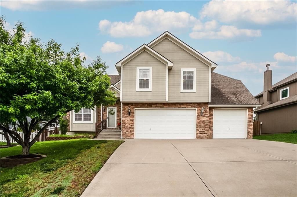 18109 Guinevere Court, Smithville, MO 64089 Main Photo
