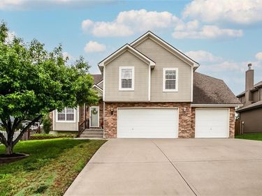 18109 Guinevere Court, Smithville, MO 64089