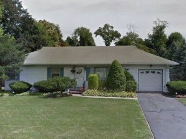 70 Hardwick Ln, Wayne, NJ 07470