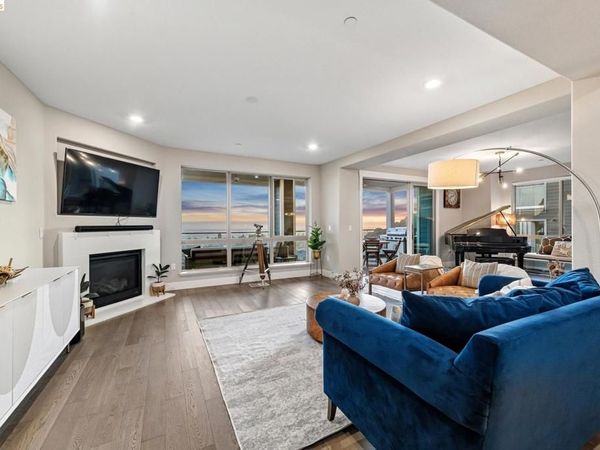 6739 Skyview Dr, Oakland, CA 94605