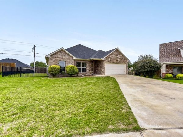 1604 Belle Plain Drive, Cleburne, TX 76033