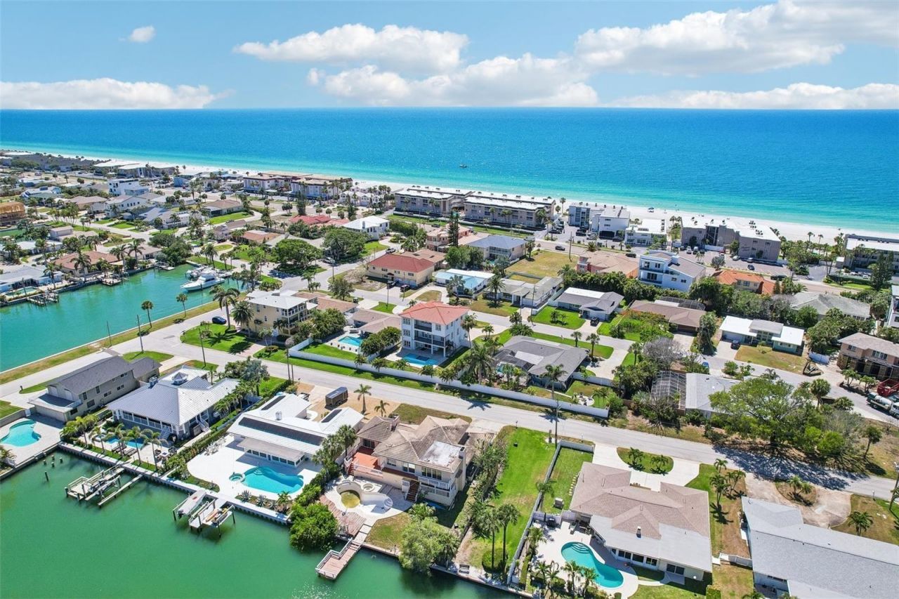 3203 Hibiscus Drive W, Belleair Beach, FL 33786 Photo