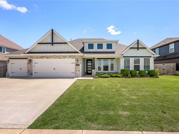 911 Red Maple Street , Centerton, AR 72719