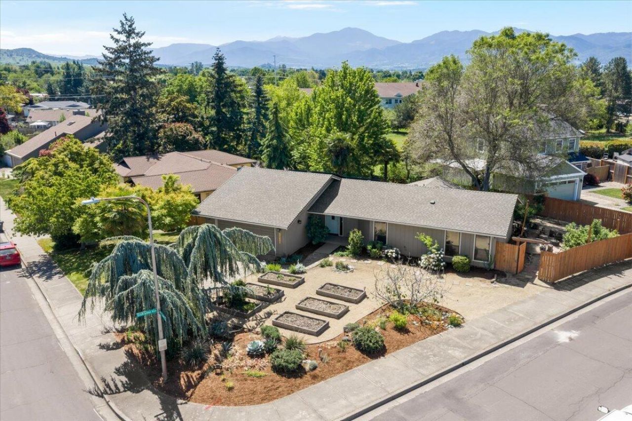 3034 Lazy Creek Drive, Medford, OR 97504 Main Photo