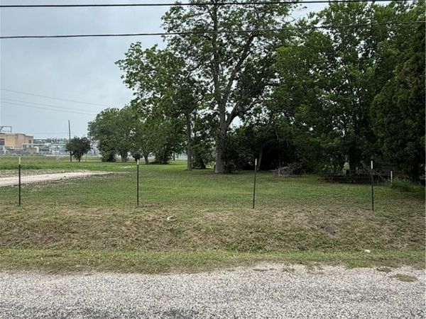 1105 S De Leon St. Street , Victoria, TX 77901
