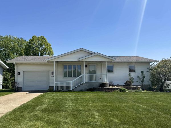 254 S Maple Avenue, New Hampton, IA 50659