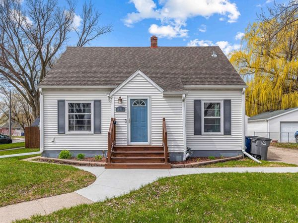 601 11th Street N, Moorhead, MN 56560