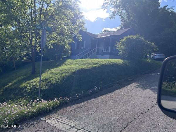 429 Sewanee St, Harriman, TN 37748
