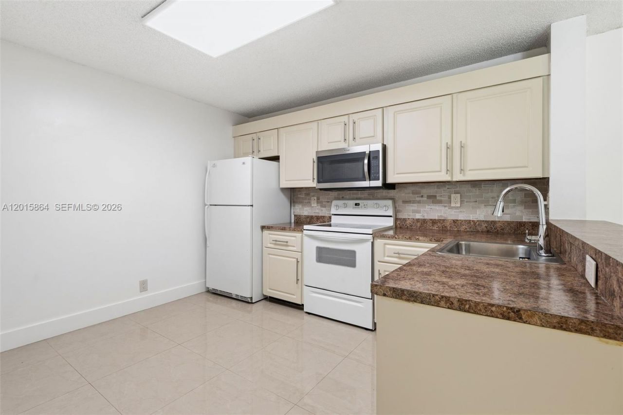 10131 W Sunrise Blvd , Unit 204, Plantation, FL 33322 Photo