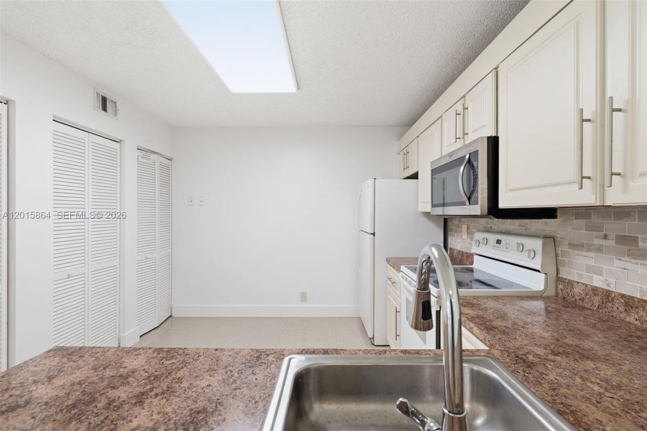 10131 W Sunrise Blvd , Unit 204, Plantation, FL 33322 Photo