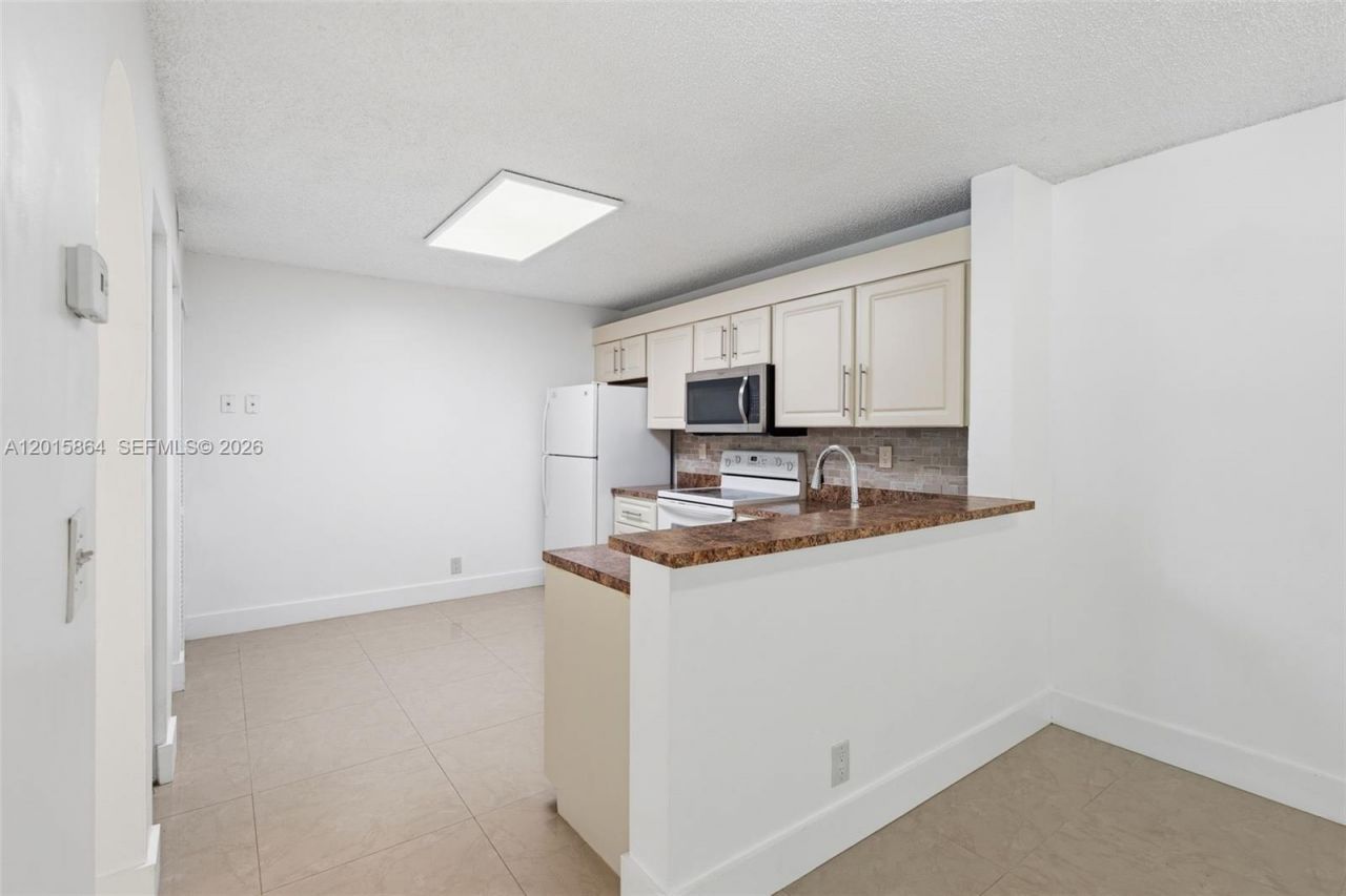 10131 W Sunrise Blvd , Unit 204, Plantation, FL 33322 Photo