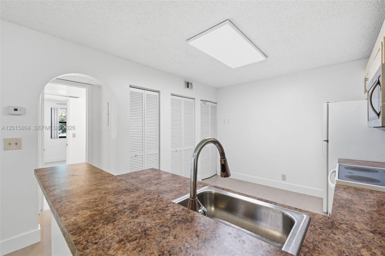 10131 W Sunrise Blvd , Unit 204, Plantation, FL 33322 Photo