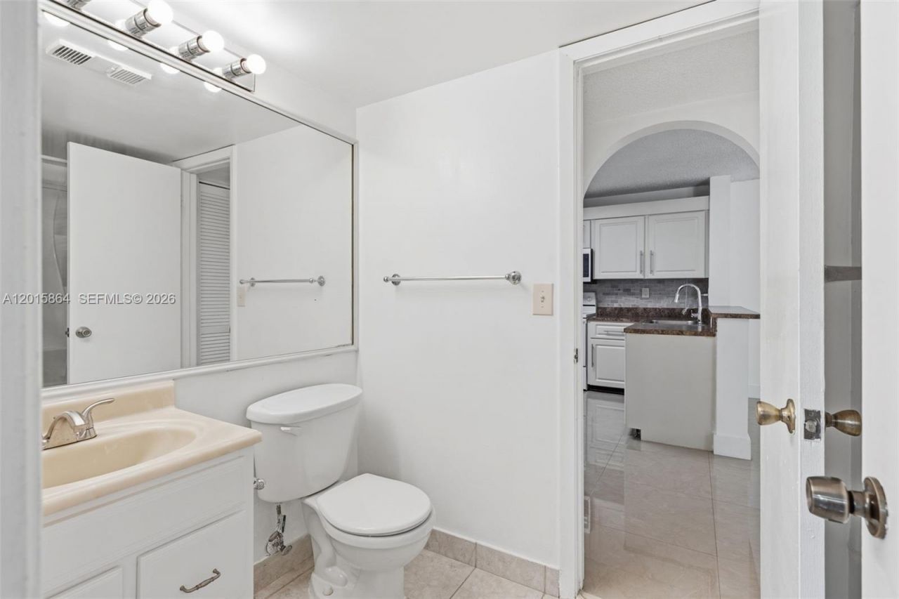 10131 W Sunrise Blvd , Unit 204, Plantation, FL 33322 Photo