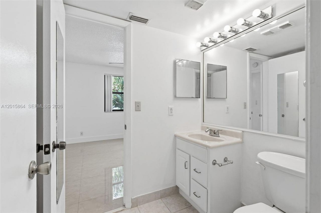 10131 W Sunrise Blvd , Unit 204, Plantation, FL 33322 Photo