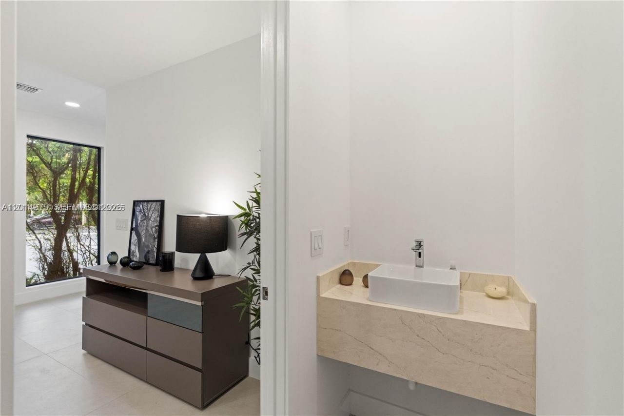 909 NE 16th Ave , Fort Lauderdale, FL 33304 Photo