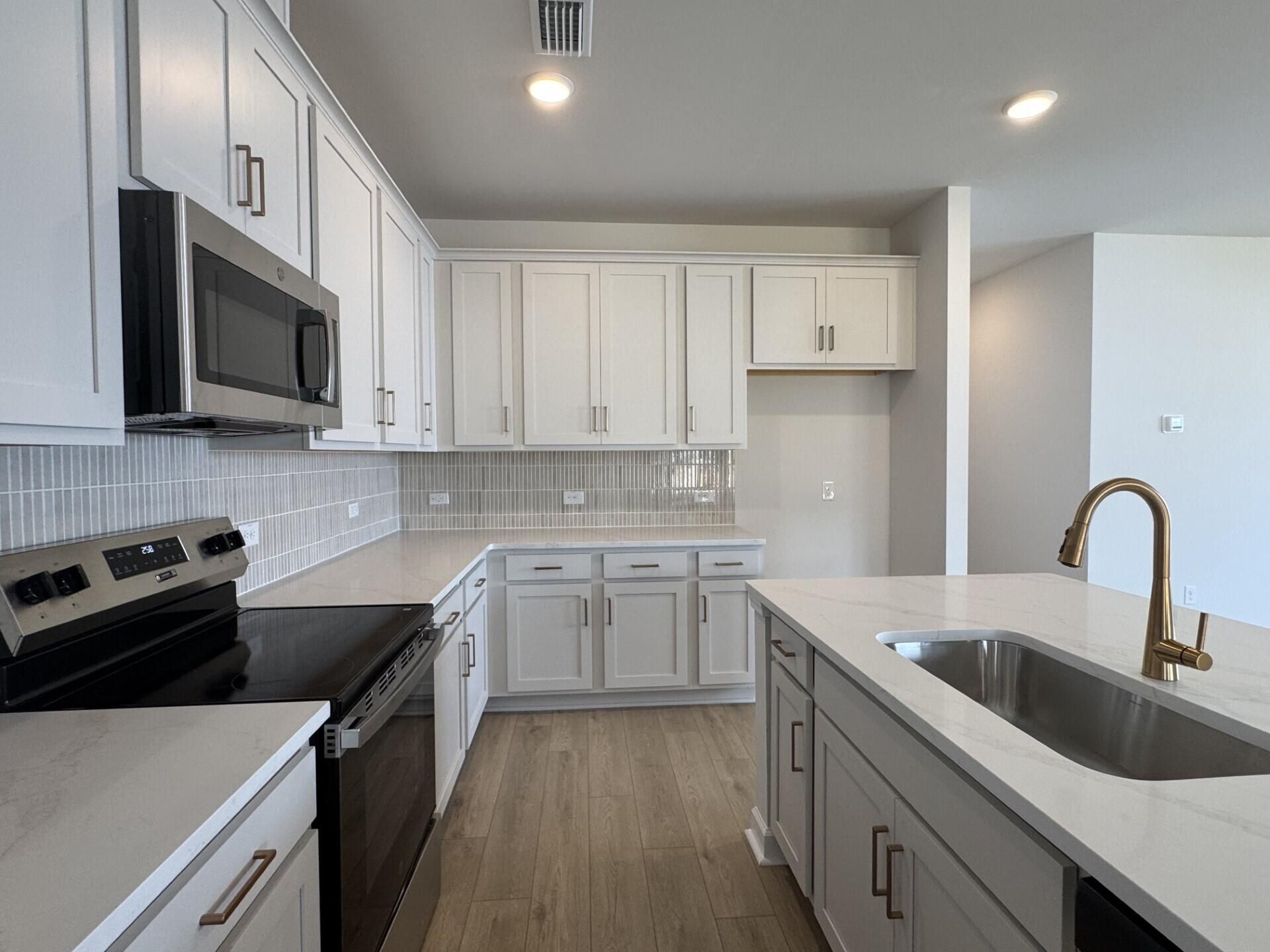 4008 Lemon Grass Lane Photo 7