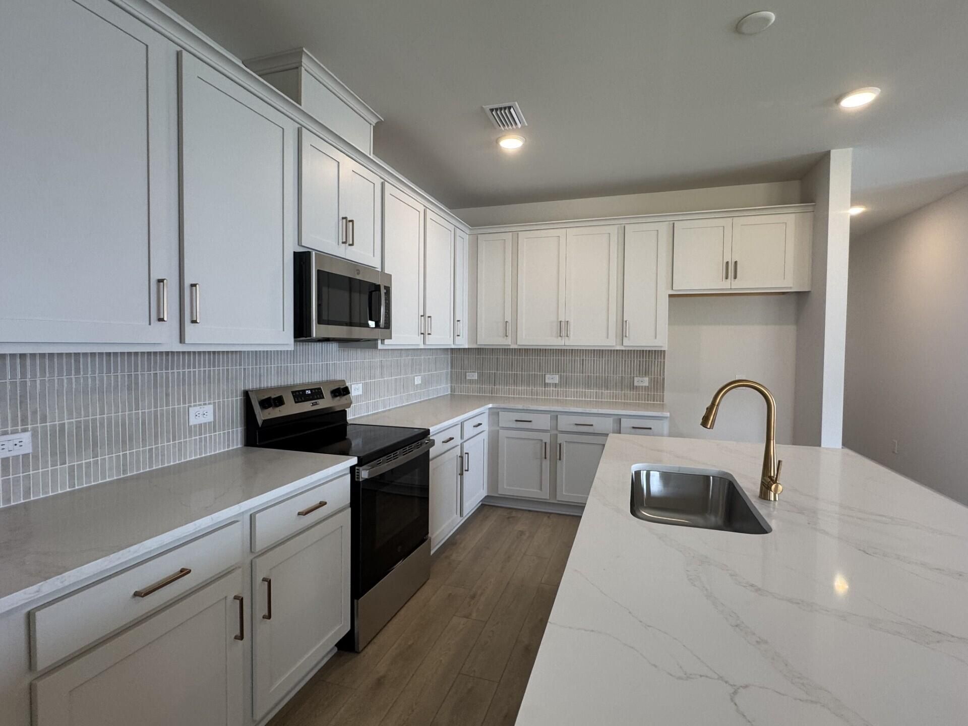 4008 Lemon Grass Lane Photo 9