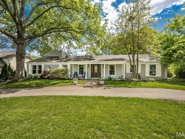 17 Colonial Hills Parkway, Creve Coeur, MO 63141