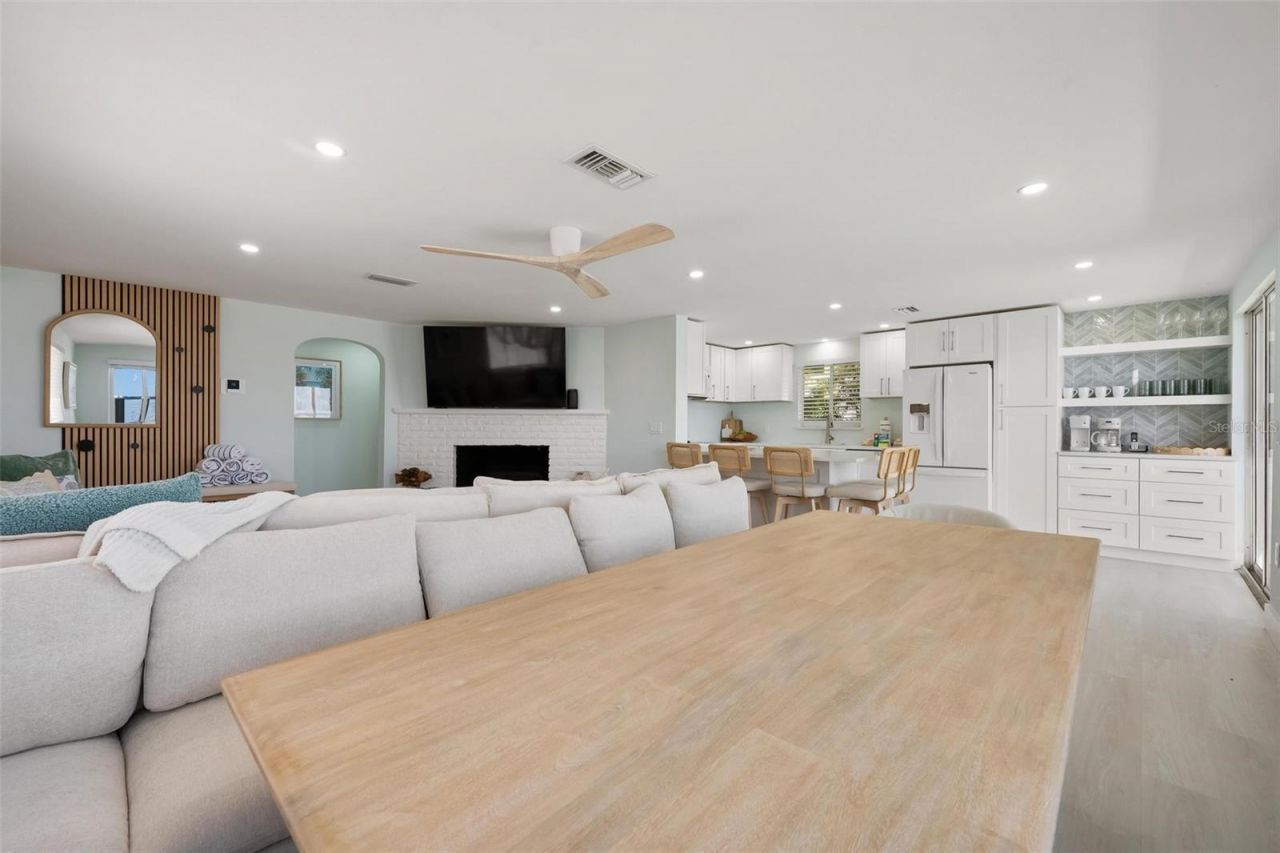118 9th Street N, Bradenton Beach, FL 34217 Photo