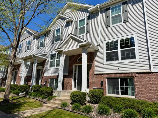 932 Ledgestone Drive, Mahtomedi, MN 55115