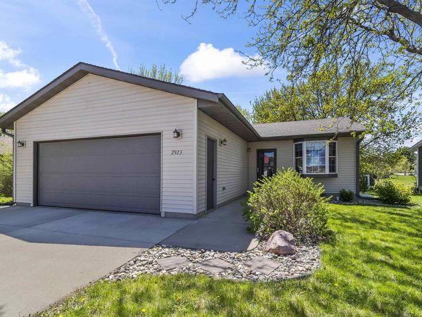 2923 Lakeview Dr, Yankton, SD 57078