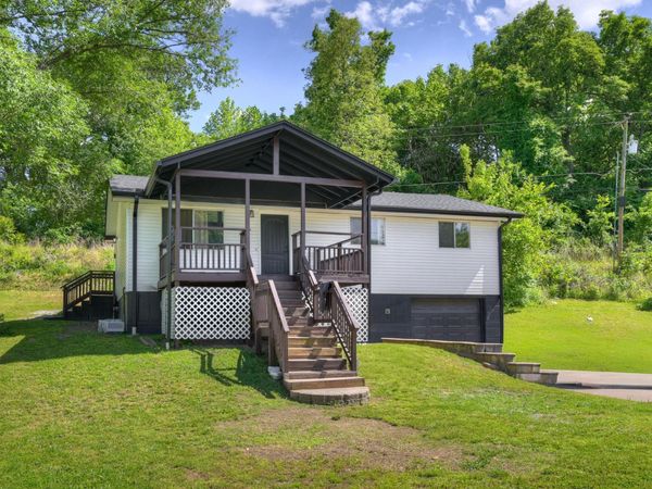 1411 Knapp Court , Neosho, MO 64850