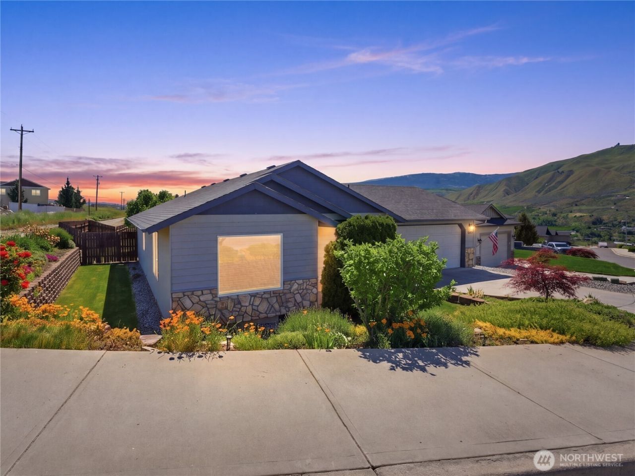 573 S James Avenue, East Wenatchee, WA 98802 Main Photo
