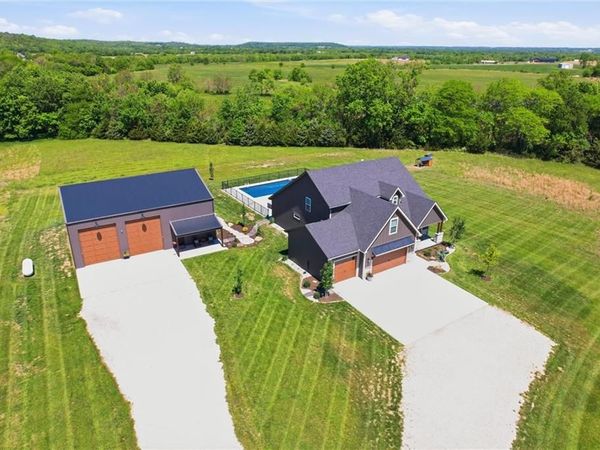 20143 Tonganoxie Drive, Tonganoxie, KS 66086