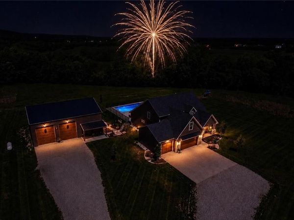 20143 Tonganoxie Drive, Tonganoxie, KS 66086
