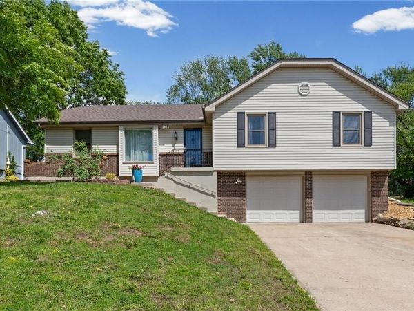 6439 GREENWOOD Street, Shawnee, KS 66216