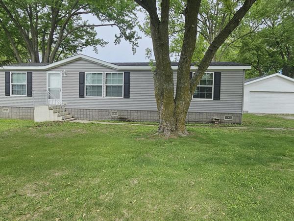 4910 PERSHING DR, Muscatine, IA 52761