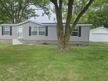 4910 PERSHING DR, Muscatine, IA 52761