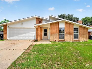 4036 Seven Gables Street, Fort Worth, TX 76133