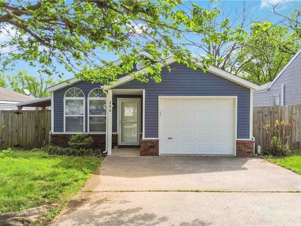 206 NW J Street , Bentonville, AR 72712